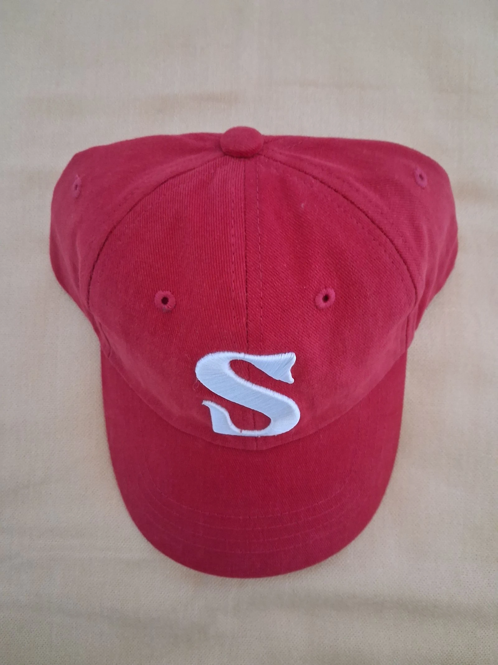 Boné vermelho bordado "S" — P.Yue Studios (Novo) – photo 2
